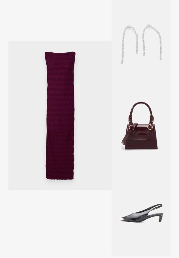 Bordeaux jurk gemaakt van textiel met een golvend patroon, met een strapless ontwerp en een rechte zoom aan de onderkant.; Zwarte gepatineerde leren slingback hak met een spitse neus, metallic gouden kapdetail en een middelgrote blokhak. Inclusief verstelbare enkelband.; Bordeaux patenten lederen handtas met een gestructureerde vorm, dubbele handgrepen en een verstelbare schouderband. Voorzien van gouden hardware en gestikte accenten.; Zilveren oorbellen met hangende kettingen, voorzien van meerdere heldere edelstenen die in een lineair patroon zijn gerangschikt, wat een schitterend effect geeft.