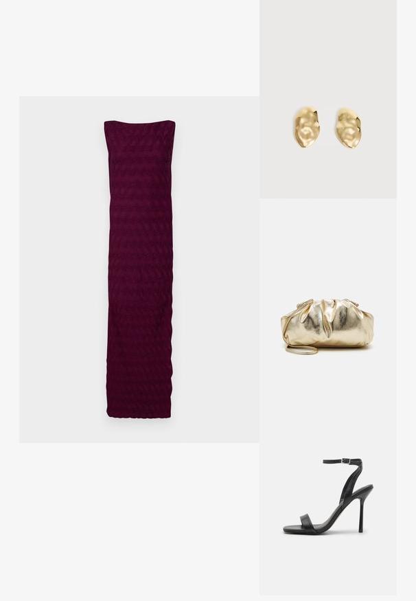 Bordeaux jurk gemaakt van textiel met een golvend patroon, met een strapless ontwerp en een rechte zoom aan de onderkant.; Zwarte hoge hakken sandaal met een slanke enkelband en twee voorste banden. Gemaakt van soepel leer met een slanke puntneus en een stiletteloze hak.; Gouden metallic clutchtas met een gekreukte textuur, zachte ronde vorm en een afneembare kettingriem. Kenmerkt zich door een geplooide afwerking aan de bovenkant.; Een paar glanzende, onregelmatig gevormde gouden metalen oorbellen met een gekreukeld, glad oppervlak op een effen lichte achtergrond.