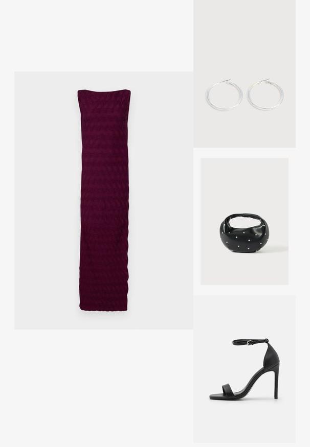 Bordeauxkjole lavet af tekstureret stof med et bølget mønster, der har et stropløst design og en lige kant forneden.; Sort højhælet sandal med et sleek design, der har en ankelrem, åben tå og glat lædertekstur.; Sort læderhåndtaske med en rundet form, dekoreret med sølvnitter, og et kort håndtag. Glat tekstur og lynlåslukning.; Par skinnende sølvøreringe med tynde trådlåse, vist på en lys grå baggrund.