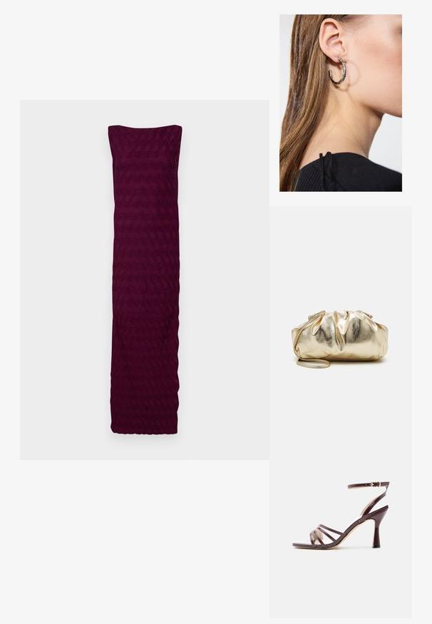 Bordeaux jurk gemaakt van textiel met een golvend patroon, met een strapless ontwerp en een rechte zoom aan de onderkant.; Donkerpaarse lakleren sandaal met hoge hak, met dunne bandjes over de tenen en een enkelbandje met gouden gesp op witte achtergrond.; Gouden metallic clutchtas met een gekreukte textuur, zachte ronde vorm en een afneembare kettingriem. Kenmerkt zich door een geplooide afwerking aan de bovenkant.; Zilveren oorbel met een gepolijste afwerking, met kleine gouden accentdetails en een ronde vorm, gedragen op de oorlel.