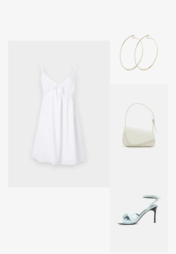 Vestido blanco sin mangas con tirantes finos, que presenta un lazo en la parte delantera, un corsé holgado y un patrón de gingham texturizado.; Sandalia de tacón alto de ante azul claro con tira frontal anudada y delgada correa en el tobillo con hebilla, sobre un tacón de aguja negro.; Bolso de mano de imitación cuero blanco con una forma triangular estructurada, correa ajustable única y cierre con solapa acentuada en curva.; Pilgrim Pendientes - gold-coloured