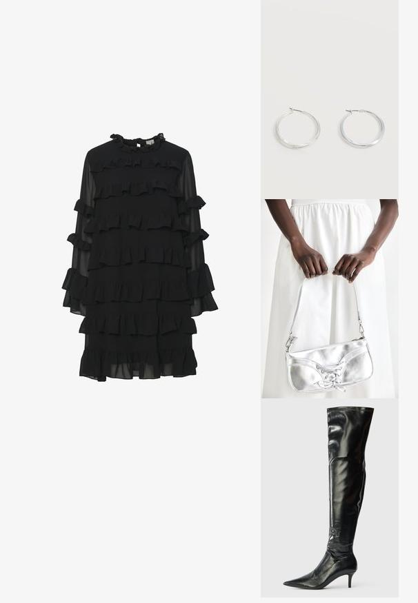 Schwarzes Kleid mit einem Rüschendesign, das lange Ärmel, einen hohen Kragen und mehrere Stufen von Rüschen für Textur und visuelle Details aufweist.; Schwarze Lederstiefel bis zum Knie mit glänzender Oberfläche, spitzer Zehenpartie und schlanker Stilettoabsatz. Verfügt über einen eng anliegenden Schaft mit Steppnähten.; Silberne metallische Handtasche mit Schnürdetail, die ein elegantes Design und einen kurzen Tragegurt aufweist. Die Tasche wird in den Händen gehalten und zeigt ihre Textur.; Silberne Metallcreolen mit glatter, leicht gebogener Oberfläche und Klappverschluss vor schlicht weißem Hintergrund.