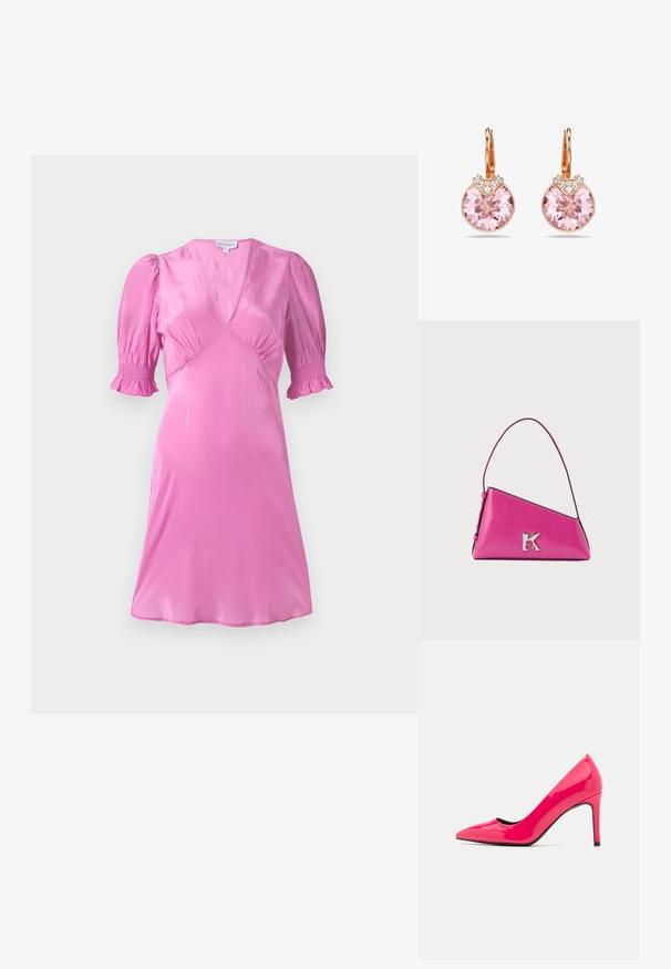 Robe en satin rose avec de courtes manches bouffantes, un décolleté en V et des détails froncés au niveau de la poitrine et des ourlets de manches. Texture lisse et brillante.; Pompe à talon aiguille en cuir verni rose vif avec un bout pointu et une silhouette épurée, dotée d'un fin talon stiletto et d'un intérieur noir.; Sac à main en cuir rose vif avec une forme angulaire, une bandoulière unique et un logo "K" en argent sur le devant, sur un fond blanc uni.; Boucles d'oreilles en or rose ornées de grands cristaux roses avec un facettage complexe, agrémentées de petites pierres décoratives transparentes.