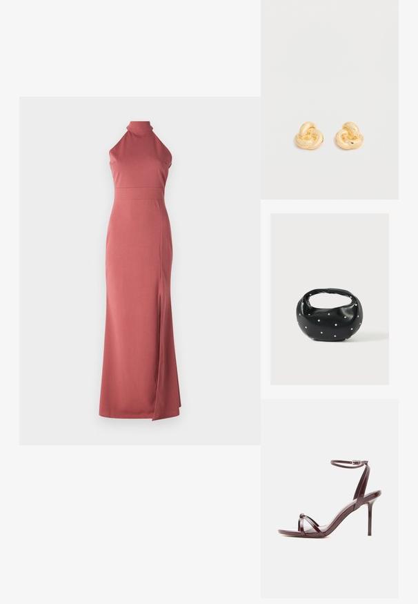 Robe longue rose poudré, col halter, coupe ajustée, réalisée en tissu lisse avec une fente haute sur la cuisse gauche pour une touche de design supplémentaire.; Sandale à talon haut en cuir verni bordeaux avec fine bride à la cheville et brides croisées sur les orteils sur fond blanc.; Sac à main en cuir noir de forme arrondie, décoré de clous argentés et équipé d'une poignée courte. Texture lisse et fermeture éclair.; Paire de clous d'oreilles en forme de nœud, couleur or brillant, sur un fond blanc uni.