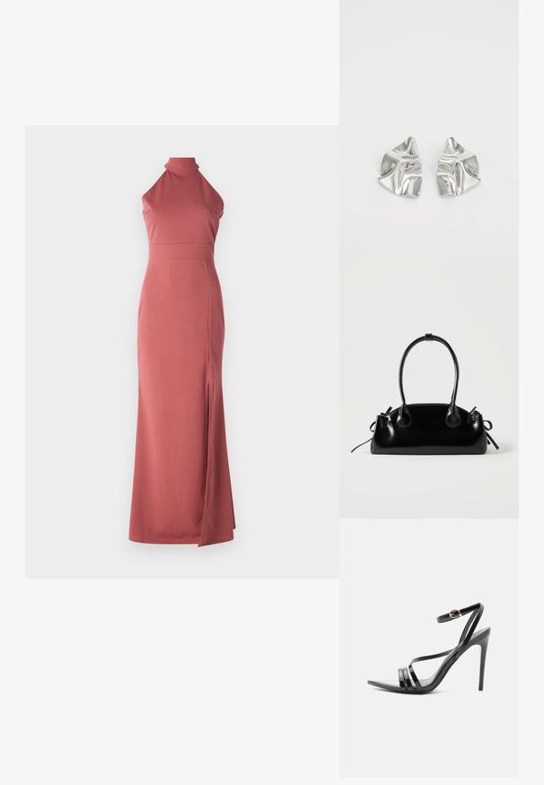 Robe longue rose poudré, col halter, coupe ajustée, réalisée en tissu lisse avec une fente haute sur la cuisse gauche pour une touche de design supplémentaire.; Sandale noire à talon haut avec de fines brides sur les orteils et la cheville, avec une boucle dorée sur un talon aiguille élancé.; Petit sac à main noir brillant avec deux longues anses et des détails à cordon sur les côtés sur un fond clair uni.; Boucles d'oreilles en métal argenté avec un design ondulé et sculptural, présentant une finition polie et des formes irrégulières, mettant en valeur une esthétique contemporaine.