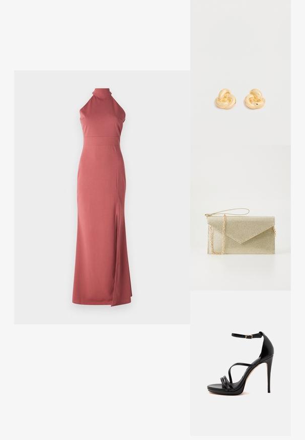 Robe longue rose poudré, col halter, coupe ajustée, réalisée en tissu lisse avec une fente haute sur la cuisse gauche pour une touche de design supplémentaire.; Sandale noire à talon haut avec des fines brides, une bride de cheville avec une petite boucle dorée, et un talon aiguille sur fond blanc.; Pochette en maille dorée avec un rabat triangulaire, une bandoulière en chaîne et une finition lisse. Forme rectangulaire compacte avec un léger éclat.; Paire de clous d'oreilles en forme de nœud, couleur or brillant, sur un fond blanc uni.