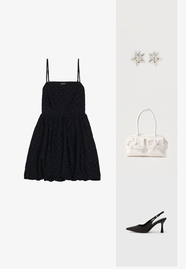 Even&Odd Cocktailkjole / festkjole - black; Sorte slingback hæle med spids tå, glat mat finish og en slank, blank hæl. Justerbar rem med lille spænde detaljer.; Hvid syntetisk håndtaske med to forlommer, hver med en bundet sløjfedetalje. Glat tekstur, afrundede håndtag og lynlås lukning.; Sølv stjerneformede øreringe med en glat, poleret finish på en ensfarvet hvid baggrund.