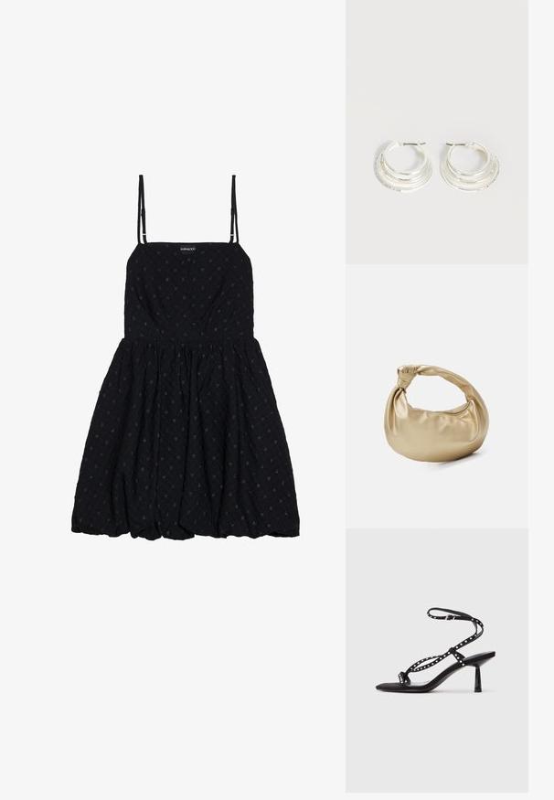 Even&Odd Robe de soirée - black; Sandales à talons hauts en suede noir avec un nez pointu, une sangle à la cheville et des détails décoratifs en clous sur les sangles.; Sac à main en métal doré avec une texture lisse et brillante. Il possède une anse nouée et une forme arrondie et douce. Fermeture zippée sur le dessus.; Boucles d'oreilles créoles en argent avec trois bandes semi-circulaires superposées, dont une ornée de petits cristaux clairs sur un fond clair.
