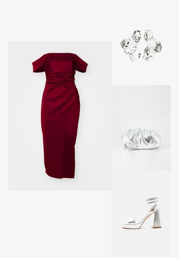 Off-the-shoulder bordeaux jurk met geplooide textuur, aansluitende pasvorm en een zijsplit, gemaakt van een zachte, rekbare stof.; Zilveren metallic sandaal met hoge hak, enkelbandje, blokhak en open teen op een effen lichte achtergrond.; Metalen zilveren clutch tas met een zachte, geplooide body en een dunne schouderriem. Kenmerkt zich door een gladde, glanzende textuur en afgeronde vorm.; Cluster van zes onregelmatig gevormde, doorschijnende en reflecterende glasachtige stukken die zijn gerangschikt op een witte achtergrond.