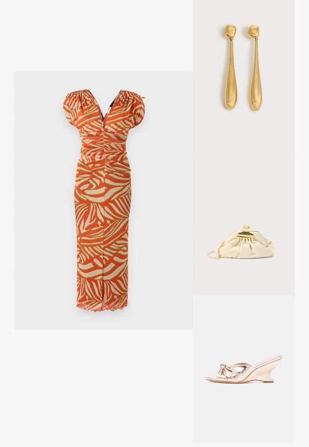 Rood en beige gemêleerde jurk met pofmouwen, geplooide lijf, V-hals en een soepele textuur. Uitlopende zoom met geplooide details.; Glanzende gouden mule met open teen, een knoopriem en een gebeeldhouwde sleehak op een effen witte achtergrond.; Crèmekleurige clutch gemaakt van zacht materiaal, met een gouden sluiting en kettingriem, met een geplooid ontwerp op het lichaam.; Een paar lange, gladde, glanzende gouden druppelvormige oorbellen met afgeronde toppen en taps toelopende druppelvormen op een lichte achtergrond.