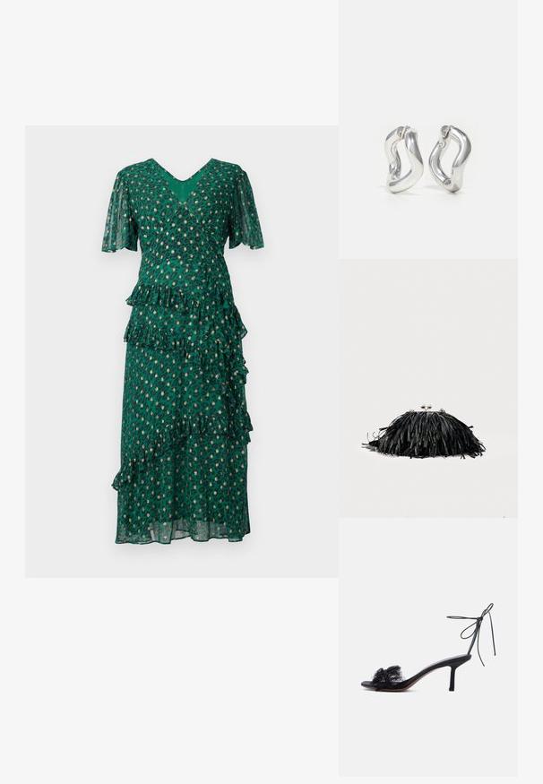 Grünes Kleid mit Leopardenflecken, gestuften Rüschen an der Taille und dem Saum, kurzen Glockenärmeln und einem tiefen V-Ausschnitt. Leichter, transparenter Stoff.; Schwarze offene Sandale mit Absatz, offenem Zehenbereich, Schnürband am Knöchel und Spitzenverzierung am vorderen Riemen vor einem schlichten hellen Hintergrund.; Schwarze Clutch mit Fransen, silbernem Verschluss und Kettenriemen vor schlichtem, hellem Hintergrund.; Silberne Creolen mit gedrehtem Design. Abgerundete Kanten und glänzende Oberfläche. Offen schließende Verschlüsse für einfaches An- und Ausziehen. Glatte Textur durchgehend.