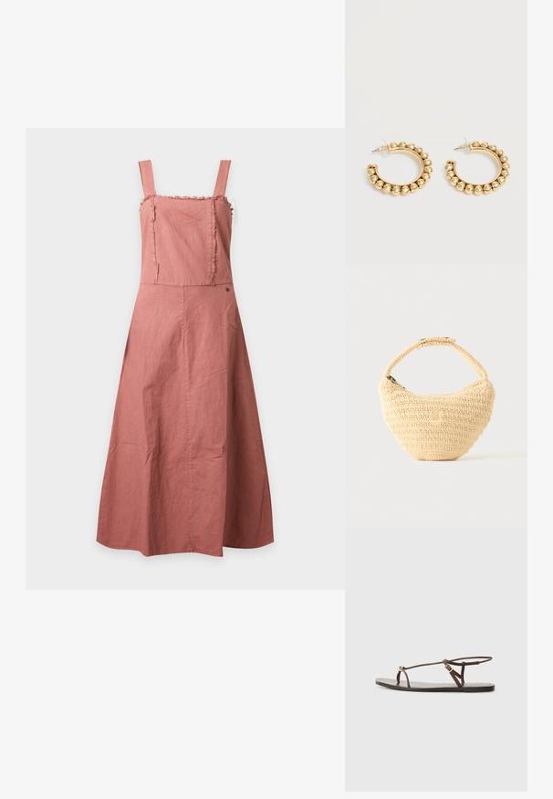 Robe midi rose poudré sans manches avec encolure carrée, bordure effilochée sur le corsage et jupe à ligne A, posée à plat sur fond blanc.; Sandale en cuir marron avec des fines lanières, un accent circulaire doré et une semelle plate. Design minimaliste avec un détail de boucle réglable.; Sac à main beige tissé avec corps arrondi, fermeture éclair et une sangle courte et épaisse dans un style crochet simple et texturé.; Paire de boucles d’oreilles créoles dorées avec des détails de perles arrondies le long du bord extérieur sur un fond clair.