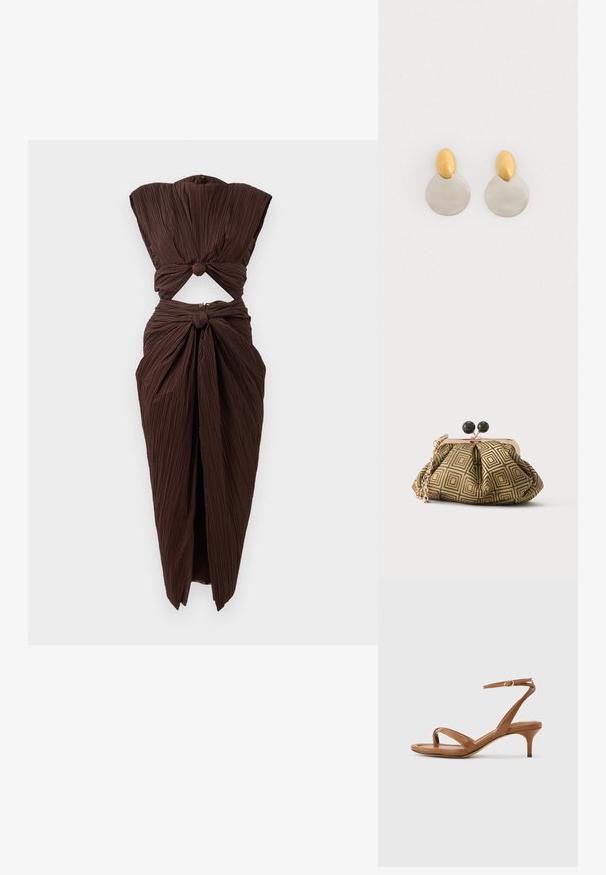Vestido marrón con pliegues que presenta una sección recortada en la cintura, con un diseño anudado en los hombros y en la parte inferior de la cintura, silueta estructurada.; Sandalia de cuero marrón con tiras, tacón bajo de estilo kitten y una correa en el tobillo con una pequeña hebilla, mostrada de lado sobre un fondo liso.; Pequeño bolso de mano con patrón geométrico en dorado y negro, marco metálico dorado, cierre de bola negro y una corta correa de cadena dorada.; Pendientes de metal dorado y plateado con base de disco redondo y pieza superior ovalada, textura suave y acabado pulido.