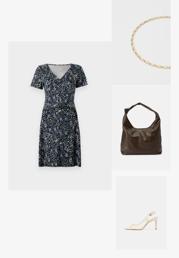 Kjole med korte ærmer i marineblå med et flerfarvet prikmønster. Har V-hals og tætsiddende talje, lavet af letvægtsstof.; Kremfarvet højhælet slingback-sko med spids tå, lille sløjfedetalje og justerbar rem med spænde på ensfarvet baggrund.; Brun flettet lædertaske med en blød, slasket form, et enkelt håndtag og en tekstureret overflade. Den har en blød, blank finish og afrundede kanter.; Guldhalskæde med forlængede ovale led i en poleret finish. Metallet har en skinnende overflade og ensartet farve gennem hele kæden.