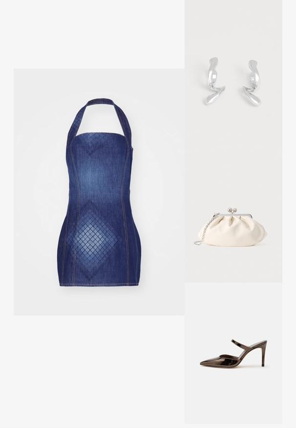 Robe halter en denim bleu foncé, présentant un design ajusté et un motif en losanges sur le devant. Accentuée de coutures contrastantes.; Mule à talon haut marron foncé brillant à bout pointu avec une fine bride sur le coup de pied sur fond blanc uni.; Pochette en tissu crème avec un design froncé, cadre en métal argenté, deux boules décoratives, et une bandoulière chaîne argentée.; Paire de boucles d'oreilles en métal argenté brillant de forme abstraite sur un fond blanc uni.
