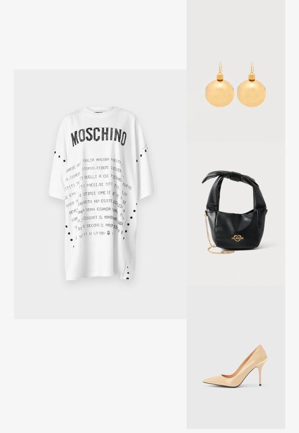 T-shirt blanc oversize avec des inscriptions noires, portant le mot "MOSCHINO" en gras. Comprend des accents de points noirs le long des manches et des coutures latérales.; Escarpin à talon haut en cuir verni beige avec bout pointu et talon aiguille fin, orné d'un petit accent doré à l'arrière.; Sac à main Love Moschino en cuir noir souple avec poignée nouée et bandoulière chaîne dorée sur fond blanc.; Paire de boucles d'oreilles boule de Noël dorées brillantes avec fermoirs à crochet sur fond blanc uni.