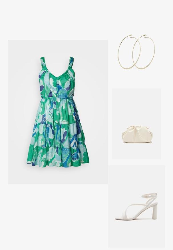 Vestido sin mangas con escote en V, falda en capas, con un patrón floral en verde, azul y púrpura sobre una tela ligera.; Sandalias de tacón alto blancas con tiras, punta cuadrada, correa ajustable en el tobillo y un tacón ancho. Textura suave similar al cuero.; Bolso de mano de cuero suave de color crema con diseño fruncido y plisado y una delgada correa para el hombro que descansa delante sobre un fondo liso.; Pilgrim Pendientes - gold-coloured
