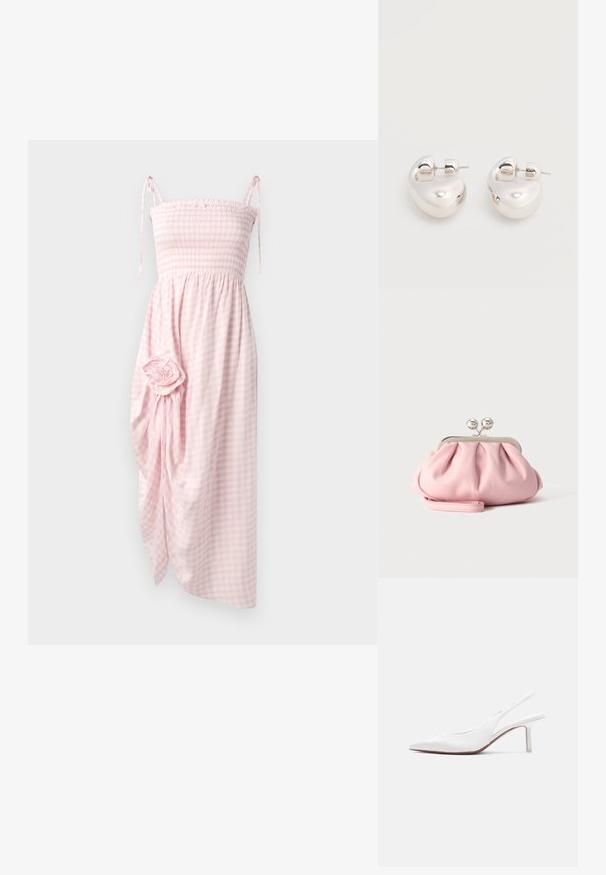Smocket lyserød ternet kjole med bindebånd, knælængde, med draperet stof og en blomsterdetalje på siden. Struktureret vævning.; Hvid læder slingback damesko med spids tå, lav kittenhæl og lille dekorativ sløjfe på toppen, vist i sideprofil.; Lille blød lyserød clutchpung med sølvfarvet metalramme og rund lås, hvilende på en flad lys overflade med håndledsrem foldet foran.; Par af skinnende sølv store øreringe med lukning på bagsiden mod en ensfarvet hvid baggrund.