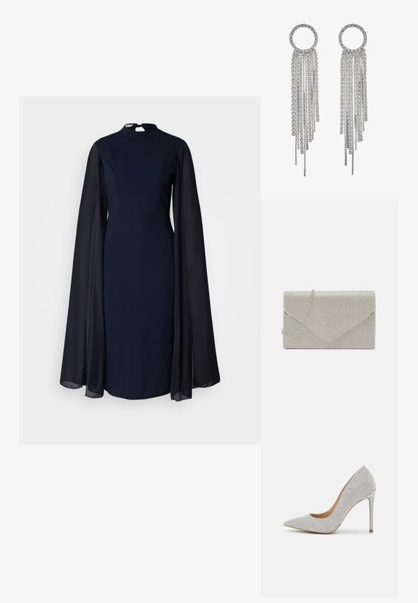 Marineblaues Kleid mit hohem Ausschnitt und langen, durchsichtigen Ärmeln. Der Körper ist figurbetont, während die Ärmel locker und schwingend sind. Ideal für formelle Anlässe.; Steve Madden VALA - Pumps - crystal; Metallisch silberne Clutch mit einem Umschlagdesign, verziert mit einem strukturierten Muster und ausgestattet mit einem abnehmbaren Kettenriemen.; Silberfarbene Ohrhängern mit einem runden Oberteil, das kaskadierende Ketten und quadratische, geschliffene Rhinestones zeigt und ein lineares, mehrstufiges Design präsentiert.