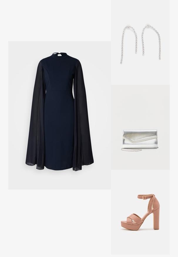 Marineblaues Kleid mit hohem Ausschnitt und langen, durchsichtigen Ärmeln. Der Körper ist figurbetont, während die Ärmel locker und schwingend sind. Ideal für formelle Anlässe.; Rosa hochhackige Sandale mit Plateau, die über gekreuzte Riemen, einen geschnallten Knöchelriemen und einen Blockabsatz verfügt. Aus glattem Kunstleder gefertigt.; Glänzende silberne Clutch mit Umschlagklappe und dekorativem Besatz, kleiner silberner Kettenriemen, auf einfachem hellem Hintergrund.; Silberohrringe mit herabhängenden Ketten, die mehrere klare Edelsteine in einem linearen Muster angeordnet haben und einen schimmernden Effekt bieten.