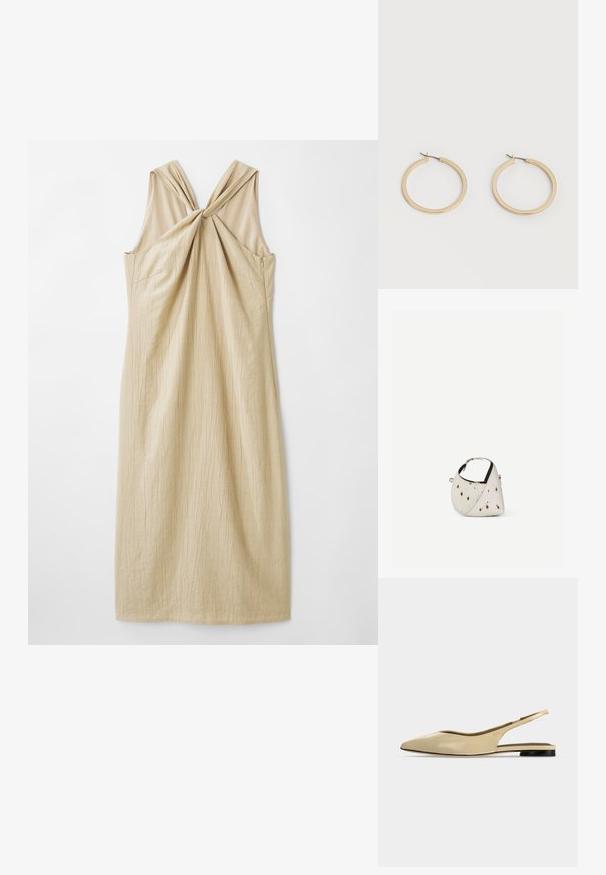 Robe sans manches beige avec un design de dos noué, fabriquée à partir d'un tissu texturé, présentant une silhouette droite et une coupe mi-jarret.; Chaussure plate beige à bout pointu avec bride arrière, petit talon noir et finition en cuir lisse, vue de côté sur un fond uni.; Petit sac à main blanc avec des taches marron, forme triangulaire arrondie, doublure intérieure noire et bandoulière courte réglable avec boucle argentée.; Paire de boucles d'oreilles créoles moyennes lisses ton or avec fermoirs à charnière sur fond clair uni.
