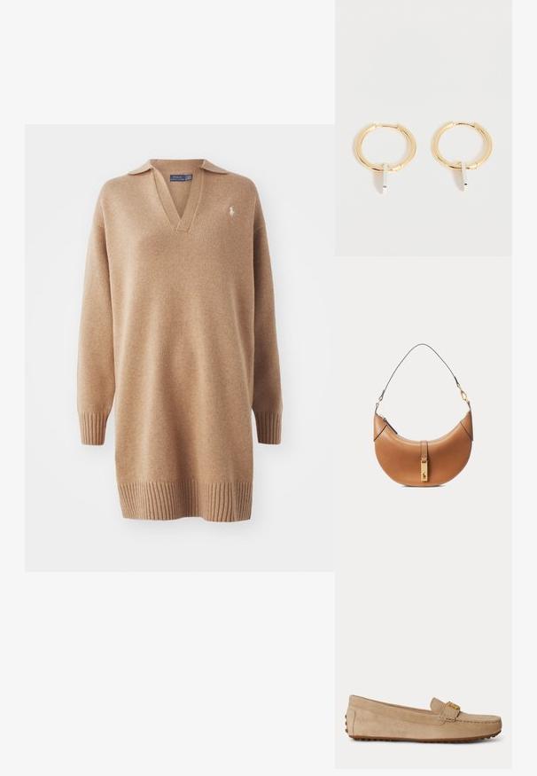 Beige striktrøje med V-hals og polo-krave. Har ribbede manchetter og kant. Broderet logo på venstre bryst. Blød tekstur.; Beige ruskind slip-on loafer med syninger, en guldfarvet metalspænde på toppen og en gummisål med grebstifter.; Brun lædertaske i halvmåneform med kort strop og guldfarvet rektangulært vedhæng med en hestelogo på frontlåsen.; Guld øreringe med små lodrette sølv rektangulære vedhæng, vist på en hvid baggrund.