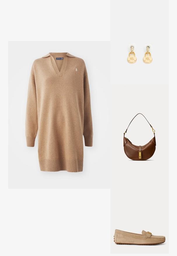 Beige gebreide trui met een V-hals en een polokraag. Heeft geribbelde manchetten en zoom. Geborduurd logo op de linkerkant van de borst. Zachte textuur.; Beige suède instapper met gestikte details, een gouden metalen gesp bovenop en een rubberen zool met gripnoppen.; Bruine leren handtas in halve maanvorm met een enkele band en een gouden rechthoekig label met een paardenlogo.; Gouden studoorbellen met een cirkelvormige hanger met "RL" gravure, opgehangen aan een kleine ring en beveiligd met duidelijke rubberen achterkantjes.