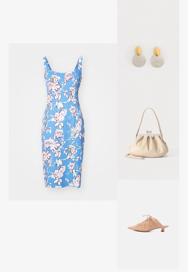 Blauwe bloemenjurk met een aansluitende silhoët, vierkante halslijn en schouderbandjes. Heeft roze en witte bloemenpatronen en een gladde textuur.; Beige leren damesmuiltje met puntige neus, geplooide bovenzijde, trekkoord en lage kittenheel, afgebeeld op witte achtergrond.; Beige zachte leren handtas met een zilveren metalen frame sluiting, een enkele schouderriem en een optionele kettingriem op een witte achtergrond.; Gouden en zilveren metalen oorbellen met een ronde schijfbasis en een ovale bovenstuk, gladde textuur en gepolijste afwerking.