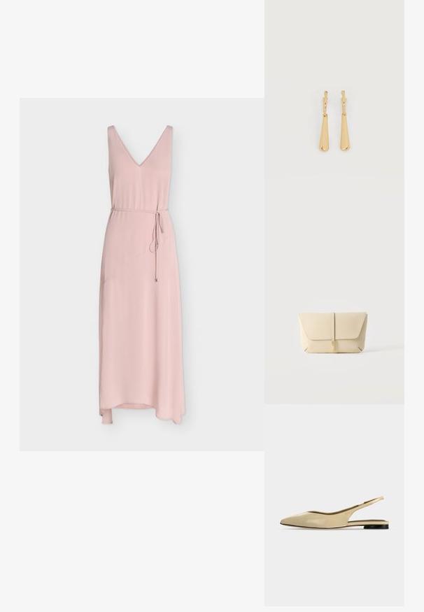 Robe midi rose blush sans manches avec encolure en V et fine ceinture nouée à la taille, avec un ourlet légèrement asymétrique.; Chaussure plate beige à bout pointu avec bride arrière, petit talon noir et finition en cuir lisse, vue de côté sur un fond uni.; Pochette en cuir beige avec rabat avant et fermeture par sangle verticale, sur un fond clair uni.; Boucles d'oreilles pendantes en ton or avec des pendentifs lisses en forme de goutte allongée suspendus à de petites attaches en forme d'anneau sur un fond blanc.