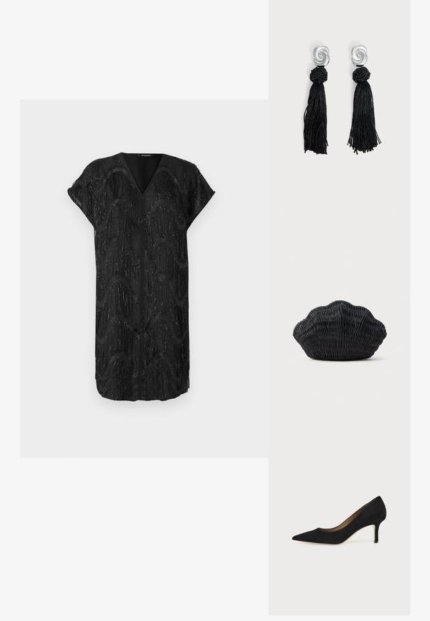 Robe noire avec un décolleté en V et des manches courtes, présentant un design texturé de franges verticales miroitantes dans des motifs ondulés.; Escarpin en daim noir à bout pointu avec un talon stiletto fin de hauteur moyenne et un design à coupe basse sur un fond uni.; Sac à main en osier noir en forme de coquille Saint-Jacques avec un dessus courbé et une texture tressée sur un fond uni.; Clous en métal torsadé argenté avec des dessus noués noirs et de longues pampilles noires suspendues sous chaque boucle d'oreille.