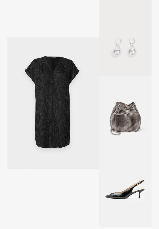 Sort kjole med V-udskæring og korte ærmer, der har et tekstureret design af glitrende lodrette frynser i bølgende mønstre.; Sort patentlæder slingback hæl med spids tå, lille kitten hæl og sølvspænde på en ensartet hvid baggrund.; Metallic grå bucket bag med rhinsten dekorationer, en snører lukning og en sølv kæde rem. Har en logo plade på forsiden.; Sølv dråbeøreringe med glatte, runde, reflekterende overflader hængende fra svingelukkede låse. Baggrunden er helt hvid.
