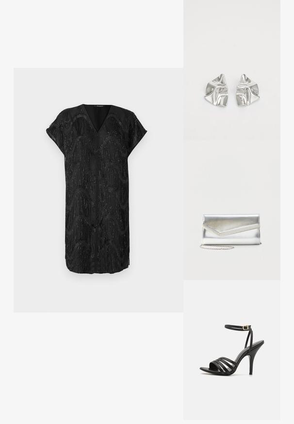 Sort kjole med V-udskæring og korte ærmer, der har et tekstureret design af glitrende lodrette frynser i bølgende mønstre.; Sort stiletto sandal med remme, en slank ankelrem, åben tå og en glat finish. Har en slank hæl og et tekstureret remdesign.; Skinnende sølv clutch taske med kuvertlåg og dekorativ kant, lille sølvkæde, på ensartet lys baggrund.; Sølvmetal øreringe med et bølgende, skulpturelt design, der har en poleret overflade og uregelmæssige former, hvilket fremhæver en moderne æstetik.