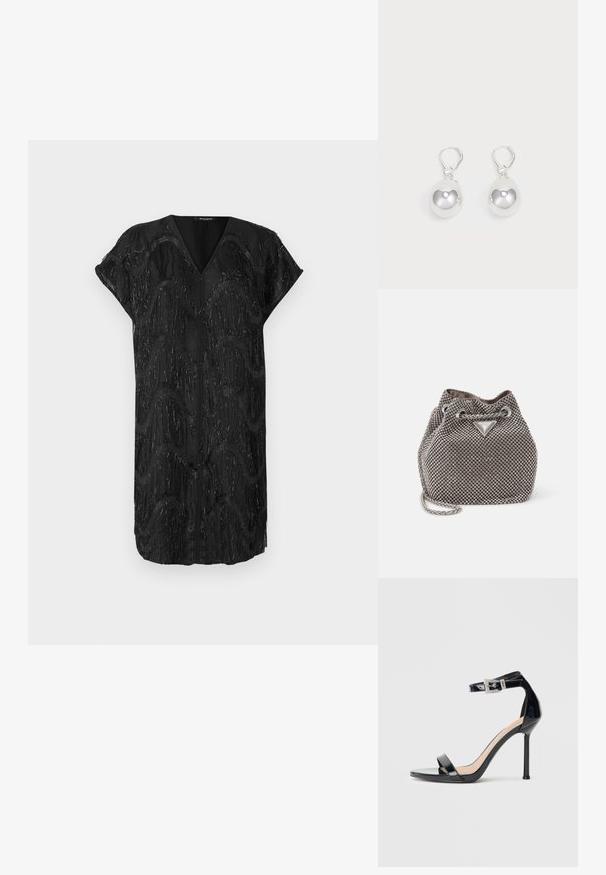 Zwarte jurk met V-hals en kapmouwen, met een getextureerd ontwerp van glinsterende verticale franjes in golvende patronen.; Zwarte sandalen met hoge hak van lakleer en een enkelriempje. Heeft een minimalistisch ontwerp, open teen en een gesp met strass-steentjes.; Metalen grijze emmer tas met rhinestone versieringen, een trekkoordsluiting en een zilveren kettingriem. Heeft een logo plaat aan de voorkant.; Zilveren druppeloorbellen met gladde, ronde, reflecterende oppervlakken die hangen aan klapring-sluitingen. Achtergrond is puur wit.