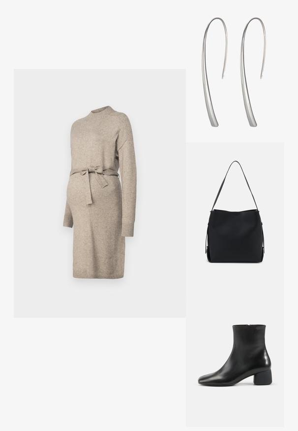 Robe de maternité en tricot couleur beige clair avec un col rond, des manches longues et une ceinture à la taille. Comprend des poignets côtelés et un design mi-long.; Bottine en cuir noir avec bout carré arrondi, fermeture éclair latérale et talon bas épais sur fond clair uni.; Pieces PCBONY - Sac à main - black; Boucles d'oreilles pendantes en argent long avec un design élégant et allongé et une surface lisse et polie. Présente une forme courbée minimaliste.