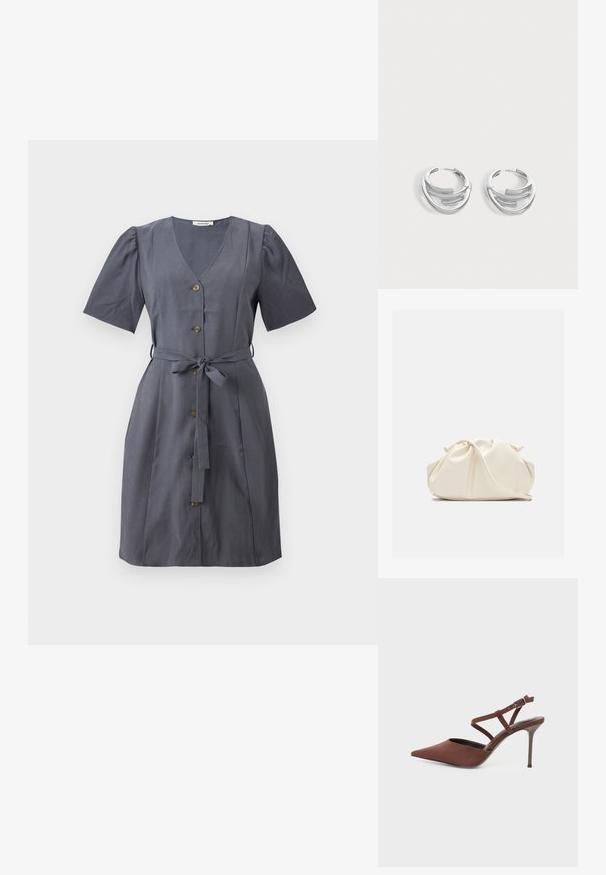 Graues Kleid mit V-Ausschnitt, kurzen, puffärmeln, Vorderknöpfen und einem Stoffgürtel. Glatte Textur und knielanges Design.; Brauner High-Heel-Schuh mit spitz zulaufender Vorderkappe, schmalen Knöchelriemen und kleiner Schnalle auf hellem Hintergrund.; Weiche, cremefarbene Leder-Clutch mit gerafftem Design und einem dünnen Schulterriemen, der vorne auf einem schlichten Hintergrund liegt.; Paar polierte silberne Creolen mit geschichtetem, gebogenem Stabdesign auf einem einfarbigen hellen Hintergrund.