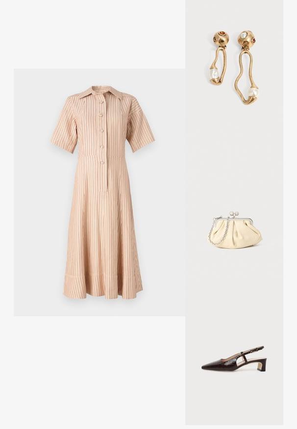 Gestreepte button-up jurk in lichtbeige met rode verticale strepen. Heeft een kraag en korte mouwen, met een uitlopende taille.; Donkerbruine slingback schoen van krokodillenleer met een puntige neus, lage blokhak en verstelbare gouden gesp.; Geplooide beige leren clutch met een zilveren metalen frame, voorzien van twee ronde decoratieve sluitingen en een zilveren kettingriem.; Goudkleurige oorbellen met onregelmatige open vormen, elk met een parel aan de onderkant en edelsteendetails op de ronde stekers.