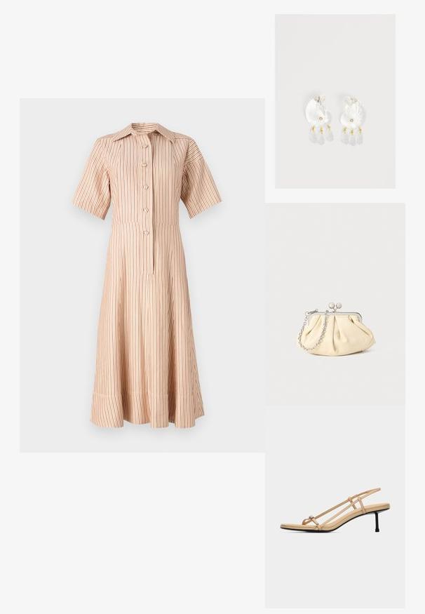 Gestreiftes Hemdblusenkleid in hellbeige mit roten vertikalen Streifen. Mit Kragen und kurzen Ärmeln, die sich ab der Taille ausstellen.; Beige Sandale mit dünner Zehenschlaufe, zwei Seitenriemen, Fersenschlaufe, gepolstertem Fußbett und schlankem, schwarzem, mittelhohem Absatz.; Faltige beigefarbene Ledertasche mit einem silbernen Metallrahmen, ausgestattet mit zwei runden dekorativen Verschlüssen und einem silbernen Kettenriemen.; Klare Harz-Ohrringe in Muschelform mit kleinen goldenen Akzenten und drei hängenden durchsichtigen tropfenförmigen Anhängern an jedem Ohrring.