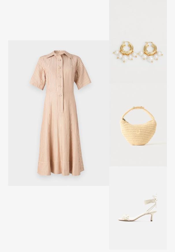 Gestreepte button-up jurk in lichtbeige met rode verticale strepen. Heeft een kraag en korte mouwen, met een uitlopende taille.; Roomkleurige sandalen met lage hak, enkelriempjes en een brede gedraaide band over de tenen, op een effen witte achtergrond.; Beige geweven handtas met afgerond lichaam, ritssluiting en een korte, dikke band in een eenvoudige, gestructureerde haakstijl.; Gouden oorbellen in de vorm van een ring met drie hangende witte parels, vastgezet met draadaccenten. Glad metalen afwerking met een gepolijste uitstraling.