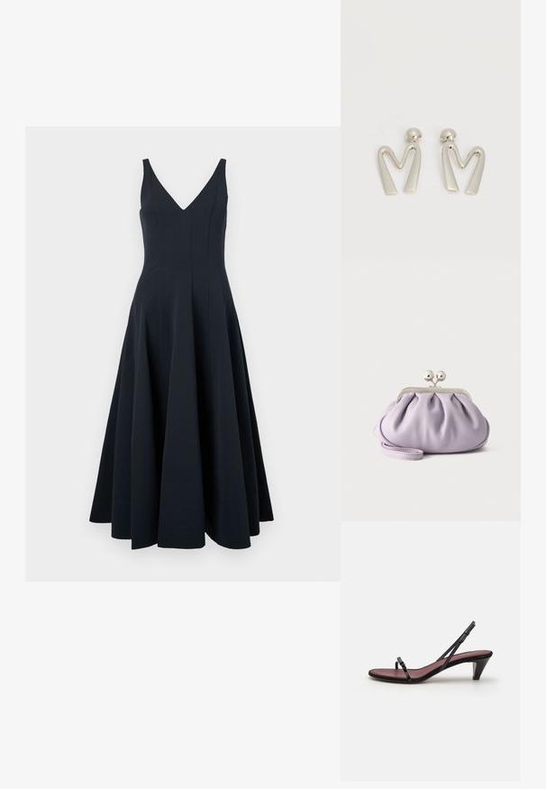 Robe sans manches bleu marine avec un décolleté en V, une jupe évasée et des coutures verticales, présentant une texture lisse et une longueur jusqu'aux chevilles.; Sandale à talon noire avec de fines brides et une petite boucle décorative. La semelle intérieure est d'une couleur bordeaux contrastante, avec un talon conique élancé.; Pochette lavande douce avec tissu froncé, fermoir kiss-lock argenté et bracelet assorti sur un fond clair uni.; Paire de boucles d'oreilles en métal argenté en forme de lettre M angulaire avec des tiges arrondies sur fond blanc.