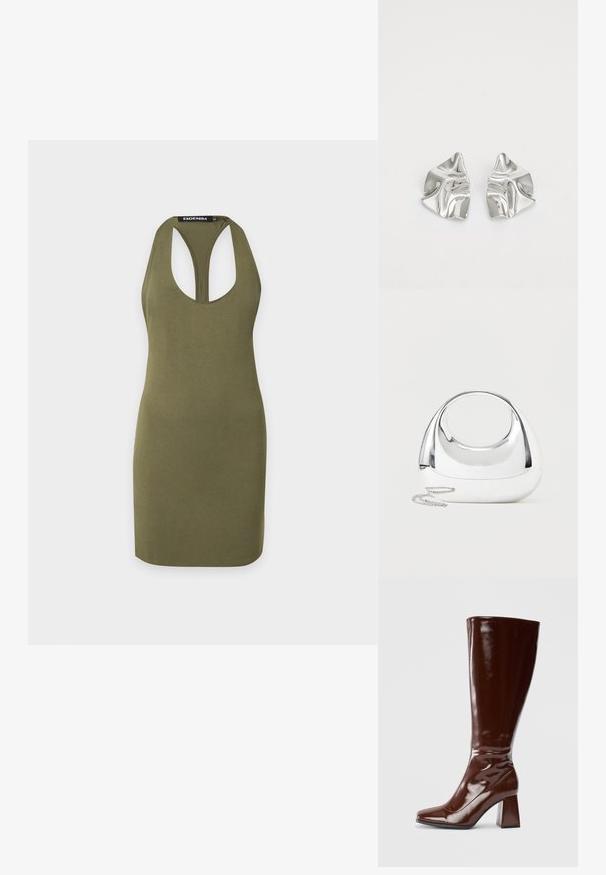 Φόρεμα bodycon χωρίς μανίκια σε ελιά πράσινο χρώμα με σχεδιασμό racerback, στρογγυλή λαιμόκοψη και μικρή ετικέτα μάρκας στο εσωτερικό του πίσω γιακά.; Μποτάκια καστόρι με σουέτ καφέ δέρμα μέχρι το γόνατο, με τετράγωνη μύτη, γυαλιστερή επιφάνεια και χοντρό τακούνι για σταθερότητα. Αδιάλειπτος σχεδιασμός χωρίς ορατό σιδηρούργημα.; Λαμπερή, ασημί μεταλλική τσάντα χειρός με στρογγυλεμένο σχήμα, οβάλ λαβή κομμένη στο κέντρο και ασημένιο λουρί αλυσίδα σε μονόχρωμο ανοιχτό φόντο.; Ασημένια σκουλαρίκια με κυματιστό, γλυπτικό σχέδιο που διαθέτουν γυαλιστερή φινίρισμα και ακανόνιστα σχήματα, αναδεικνύοντας μια σύγχρονη αισθητική.