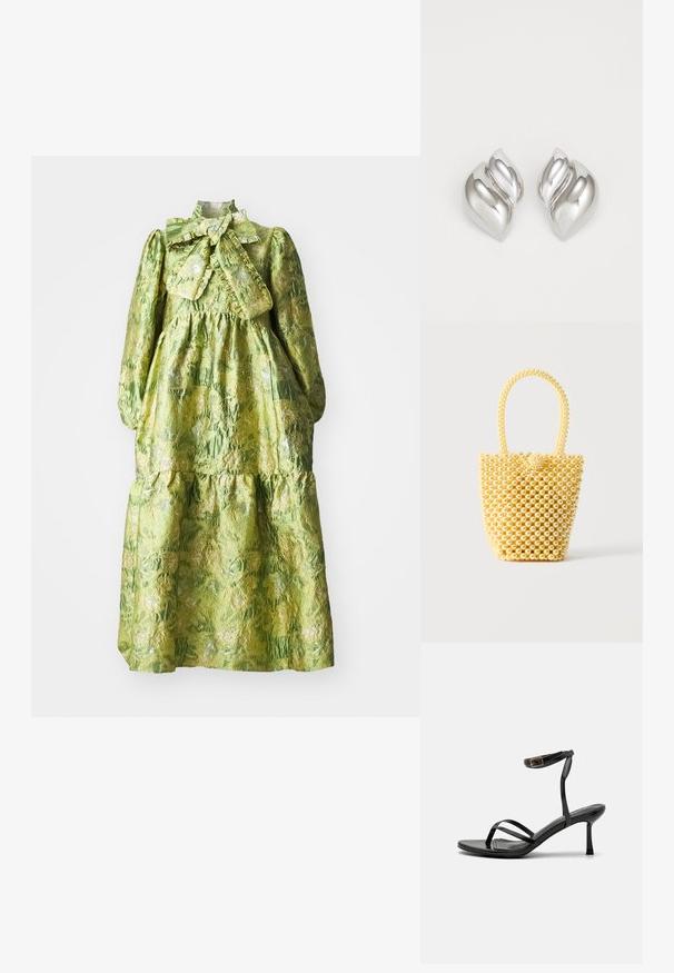 Grünes Kleid mit langen Ärmeln, hohem Kragen, gestuftem Design und strukturiertem Blumenmuster. Enthält eine große Schleife am Hals.; Schwarze High-Heels-Sandalen mit einem schmalen Riemendesign, glatter Textur, Knöchelverschluss und einer spitzen Fußspitze. Verstellbares Knöchelriemchen.; Kleine Beuteltasche aus glänzenden cremefarbenen Perlen mit einem Schlaufenhenkel aus Perlen und dekorativem Perlenknoten als Verschluss.; Silberne Ohrringe mit einer organischen, abstrakten Form. Glatte, glänzende Oberfläche mit einem konischen Design. Mit dezenten Kurven und einem zentralen Linienelement.