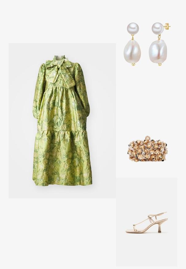 Grünes Kleid mit langen Ärmeln, hohem Kragen, gestuftem Design und strukturiertem Blumenmuster. Enthält eine große Schleife am Hals.; Goldfarbene Sandale mit Riemchen, niedrigem Kitten-Heel, verstellbarem Knöchelriemen und Zehenring vor einfachem hellem Hintergrund.; Clutch-Tasche, dekoriert mit goldenen und silbernen metallischen Blumen, jede in der Mitte mit einer kleinen Perle versehen, und einem Perlenverschluss oben.; Perlen-Ohrringe mit großen, runden weißen Perlen und unregelmäßig geformten Perlen, gefasst in goldfarbenem Metall, was ihr elegantes Design unterstreicht.
