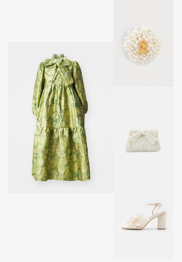 Grünes Kleid mit langen Ärmeln, hohem Kragen, gestuftem Design und strukturiertem Blumenmuster. Enthält eine große Schleife am Hals.; Damen Hochhackige Sandalen in Creme. Mit einem strukturierten Schleifendetail, offener Zehenpartie und einem dicken Blockabsatz mit geripptem Design. Verstellbarer Knöchelriemen.; Weißes, gefaltetes Clutch-Case mit einem auffälligen Schleifendetail und einem goldenen Kettenriemen. Weiche Textur mit einem gerafften Design auf der Vorderseite.; Ansammlung kleiner weißer Perlen, die eine runde Form bilden, mit einem rechteckigen goldenen Anhänger in der Mitte mit einem dekorativen Buchstaben H.