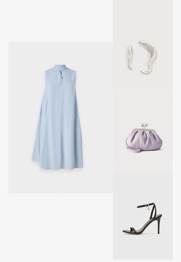 Robe sans manches bleu clair avec un col haut et un détail en forme de clé à l'avant. Confectionnée dans un tissu lisse, elle présente une silhouette fluide et ample.; Sandale à talon haut noire avec une bride étroite à la cheville, bout carré, cuir lisse et accent de boucle métallique.; Pochette lavande douce avec tissu froncé, fermoir kiss-lock argenté et bracelet assorti sur un fond clair uni.; Deux boucles d'oreilles argentées courbées, l'une plus grande que l'autre, toutes deux ornées de petits cristaux scintillants le long d'un bord.