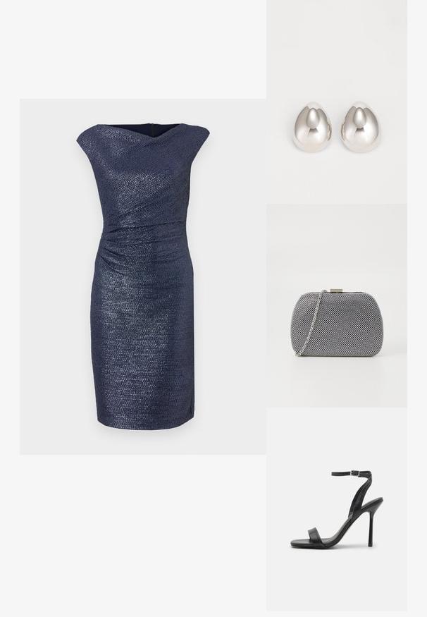 Robe marine à longueur de genoux avec une finition texturée, dotée d'un décolleté drapé et de fronces à la taille pour une silhouette ajustée.; Sandale à talons hauts noire avec une fine sangle au niveau de la cheville et deux bandes à l'avant. Fabriquée en cuir lisse avec un bout pointu élégant et un talon aiguille.; Pochette texturée noir et blanc de forme arrondie, avec une chaîne en métal argenté et un fermoir en métal en haut.; Boucles d'oreilles en métal argenté avec un design lisse et arrondi ressemblant à la forme d'une goutte d'eau, présentant une surface réfléchissante et une finition sans couture.