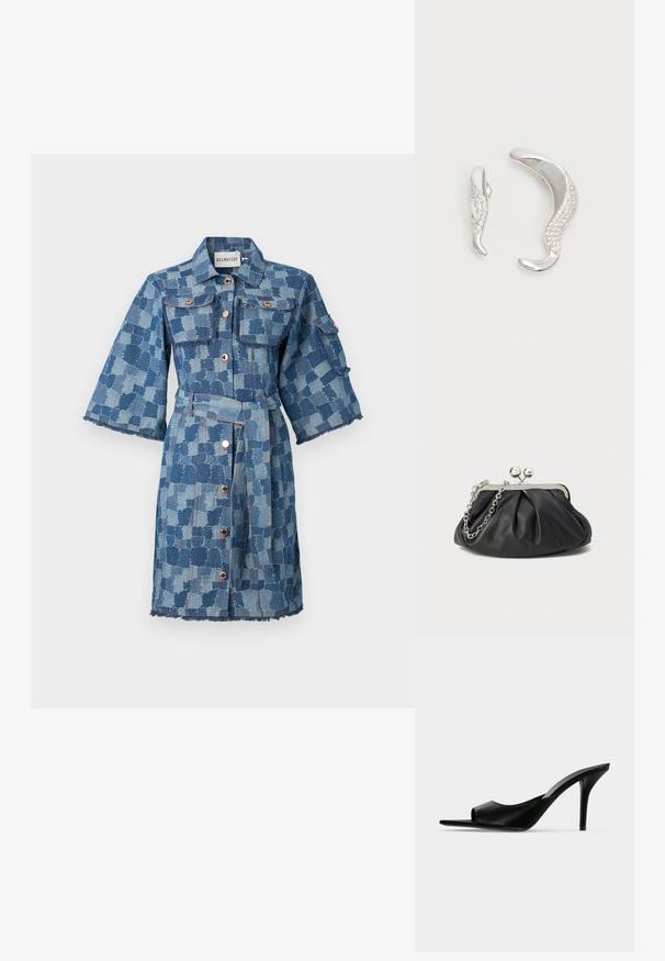 Denim jurk met een geruit patroon in verschillende blauwtinten, knoopsluiting aan de voorkant, twee borstzakken, brede mouwen en een rafelige zoom.; Zwarte leren mule met open teen en hoge slanke naaldhak, zijaanzicht tegen een effen achtergrond.; Zwarte leren clutch met geplooide textuur, zilverkleurig metalen frame, drukknopsluiting en kettingriem. Glad, zacht oppervlak.; Twee gebogen zilveren oorbellen, de één groter dan de ander, beide versierd met kleine fonkelende kristallen langs één rand.
