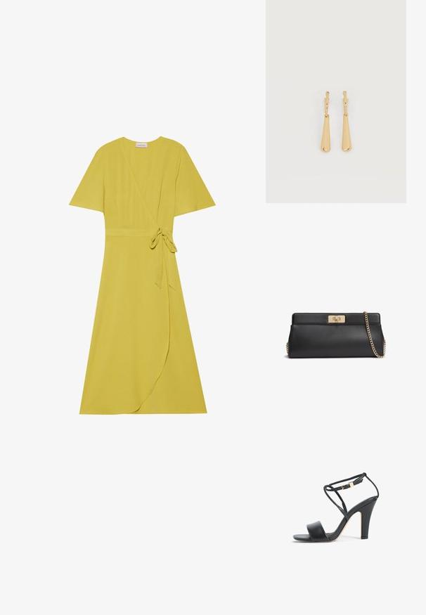 Robe portefeuille jaune à manches courtes, ceinture à nouer à la taille et ourlet fluide. Fabriquée en tissu doux et texturé.; Sandale noire à talons hauts avec fine bride à la cheville, boucle dorée, bout ouvert et talon bloc, vue de profil sur fond blanc.; Pochette en cuir noir avec fermeture à torsion en métal doré et une bandoulière chaîne assortie dorée.; Boucles d'oreilles pendantes en ton or avec des pendentifs lisses en forme de goutte allongée suspendus à de petites attaches en forme d'anneau sur un fond blanc.