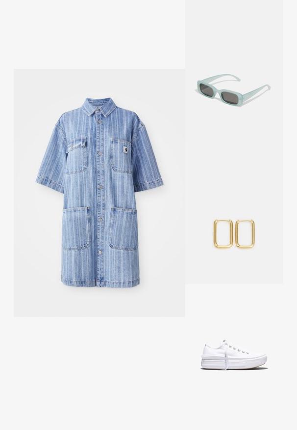 Robe chemise en denim bleu clair avec des rayures verticales, manches courtes, deux poches poitrine et un petit patch logo. Fermeture par boutons à l'avant.; Baskets basses blanches en toile avec semelle plateforme épaisse, lacets sur le devant et embout en caoutchouc texturé, vues de profil.; Une paire de lunettes de soleil rectangulaires avec des montures translucides bleu clair et des verres gris foncé, présentant des branches droites et des détails matériels minimaux.; Boucles d'oreilles en métal doré présentant une forme carrée avec des bords lisses et une finition polie, réfléchissant la lumière avec une surface brillante.