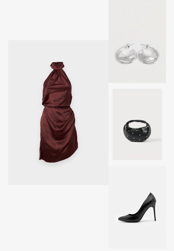 Bourgondische satijnen halterjurk met een gathered decolleté, aansluitende corsage en draperen rok, voorzien van een zijschuif. Gladde textuur.; Zwarte leren high heel pump met een spitse neus en een gladde textuur. Kenmerkt zich door een slanke stilettohak en een laag uitgesneden vamp ontwerp.; Zwarte leren handtas met een afgeronde vorm, versierd met zilveren studs, en een korte handgreep. Gladde textuur en ritsluiting.; Een paar gepolijste zilveren halve maanvormige creolen met heldere plastic achterkanten op een witte ondergrond.