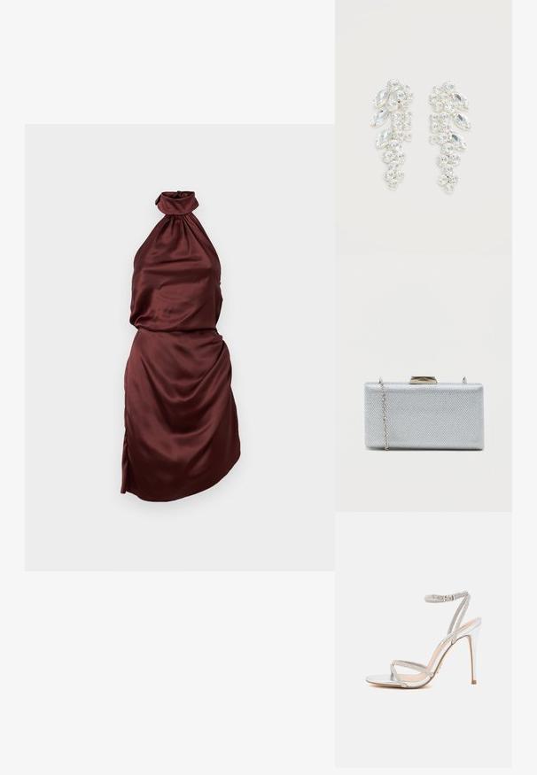 Robe bordeaux en satin à col halter, avec un encolure froncée, un corsage ajusté et une jupe drapée, dotée d'une fente sur le côté. Texture lisse.; Sandale à talons hauts en argent avec des fines lanières, ornée de strass, présentant un design épuré et un bout pointu.; Clutch rectangulaire en argent fabriqué en tissu métallique texturé, avec une fermeture à fermoir et une chaîne amovible pour le transport.; Paire de boucles d’oreilles ton argent avec cristaux clairs taillés en grappes, en formes rondes et marquise sur fond blanc.
